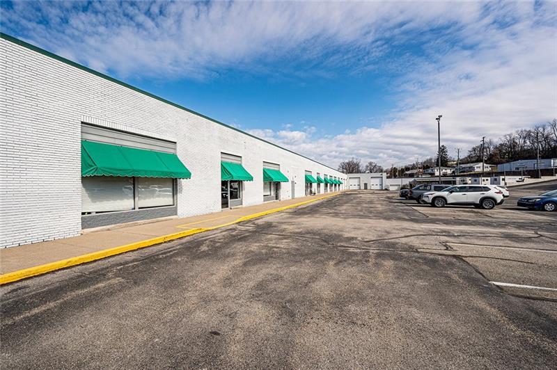 Front w/Parking Lot 5